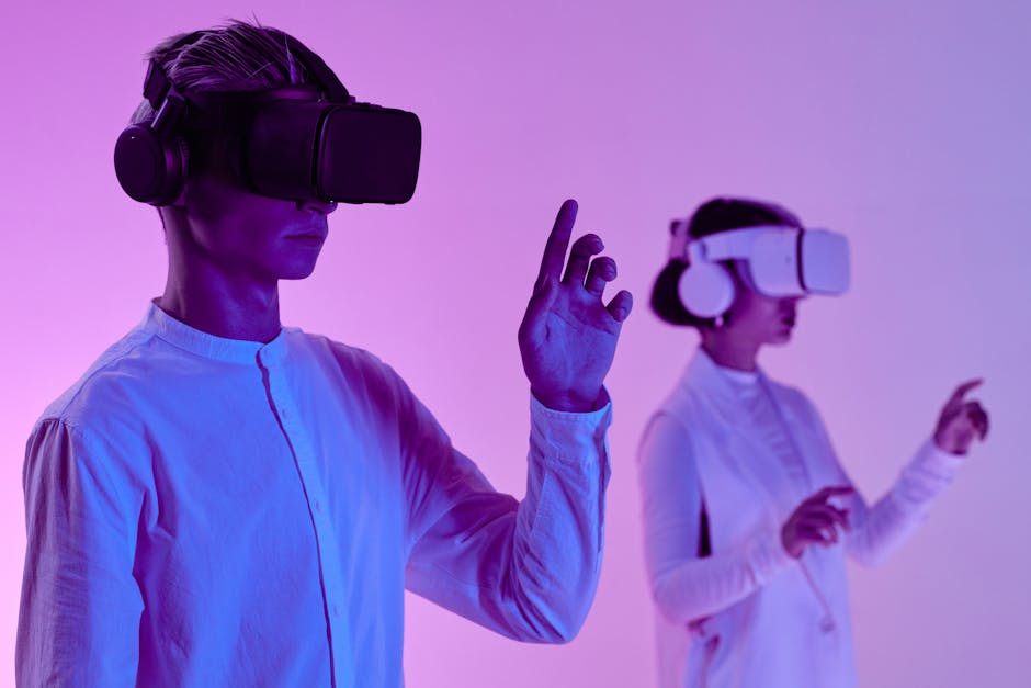 Dva stručnjaka koji zajedno istražuju virtualnu realnost i napredne tehnologije